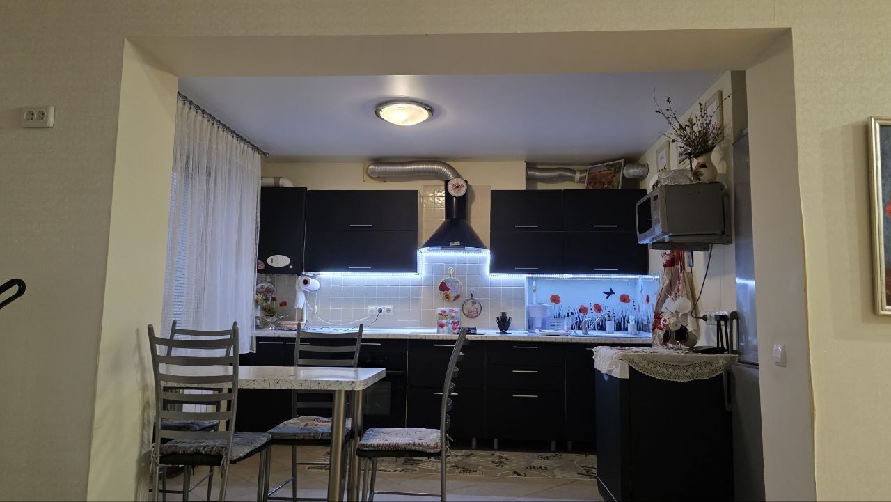 Власник..Дніпро. Провулок Штабний 1. Перемога 6.Здам трьокімнатну квар