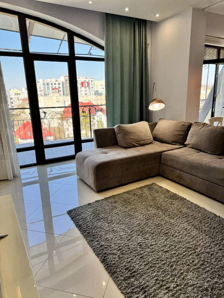 Здам 2 к. кв. студію з двома терасами,ближній центр