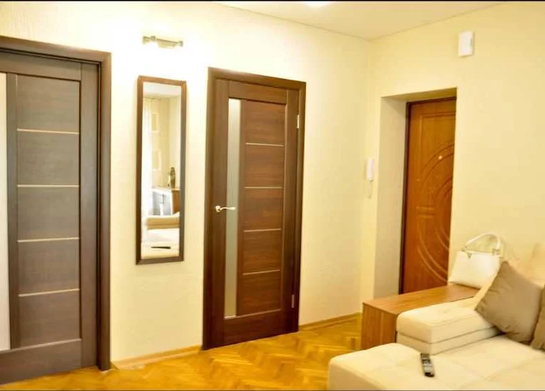 Здається 2-кімнатна квартира від власника в центрі міста довгостроково