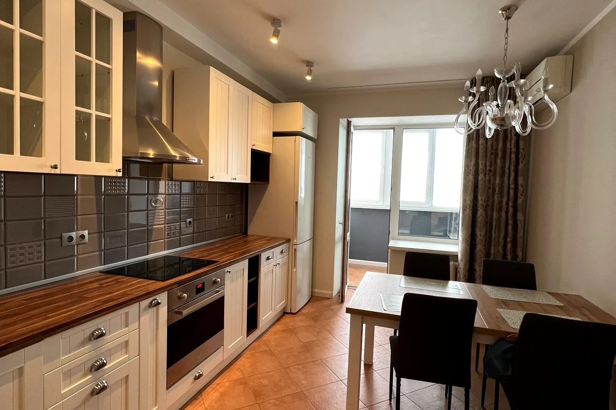 2-кімн. квартира, Прилужна вул., 4/15, Київ