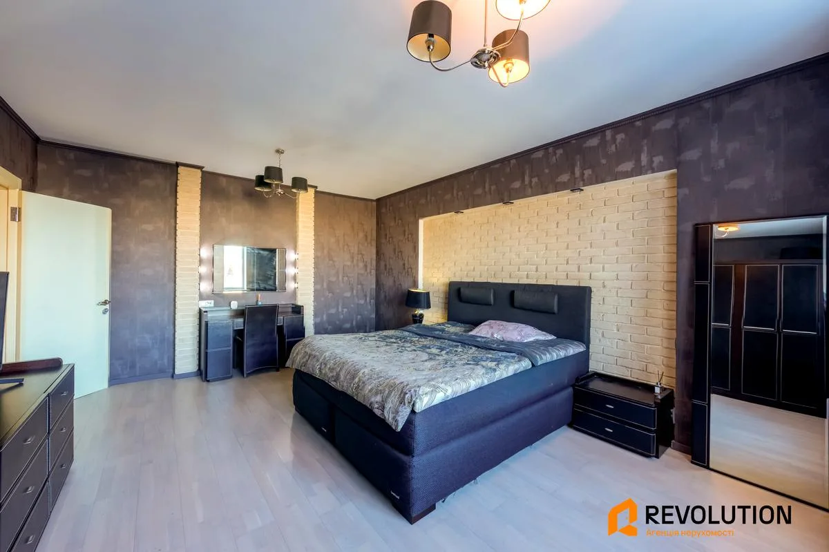 3-кімн. квартира, Прилужна вул., 4/15, Київ